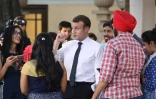 Le président Emmanuel Macron (C) parle avec des étudiants indiens à New Delhi le 10 mars 2018