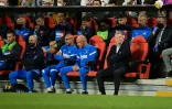 L'entraîneur du FC Barcelone Ronald Koeman (d) lors du match contre le Rayo Vallecano, à Madrid le 27 octobre 2021