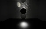 Une installation de l'artiste chinois Mao Tao intitulé "Fishing the Moon" à la première Biennale d'art contemporain de Bonifacio, en Corse-du-Sud, le 21 juin 2022