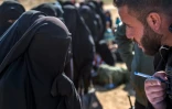 Une femme intégralement voilée fuyant le dernier réduit du groupe jihadiste Etat islamique (EI) près du village de Baghouz, dans la province syrienne de Deir Ezzor, le 12 février 2019 