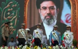 Des soldats de l'armée iranienne devant un portrait du guide suprême iranien, l'ayatollah Mojataba Khamenei, lors d'un rassemblement de solidarité et de soutien au nouveau guide suprême iranien, l'ayatollah Mojataba Khamenei, le 29 avril 2026 à Téhéran