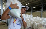 Un volontaire porte un sac contenant de l'aide humanitaire américaine à  Cucuta, en Colombie, à la frontière avec le Venezuela,  le 8 février 2019