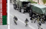 Des forces de l'ordre se mettent en position pour bloquer des manifestants le 25 octobre 2020 à Minsk