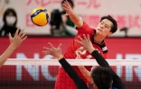 Ran Takahashi (en haut) frappe le ballon lors du match Tokyo Challenge 2021 des Jeux internationaux de volley-ball entre le Japon et la Chine, le 2 mai 2021 à Tokyo
