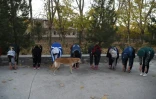 Séance de stretching d'Afghanes membres de Free to Run, qui courent ensemble, le 4 novembre 2018 à Kaboul