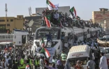 Des manifestants soudanais sur et à proximité d'un train arrivant dans la capitale Khartoum, le 23 avril 2019