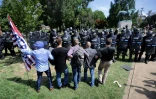 Un groupe de suprématistes blancs face aux policiers, à Charlottesville (Virginie) le 12 août 2017
