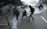 Des manifestants face à des tirs de lacrymogène à Alger, le 22 février 2019