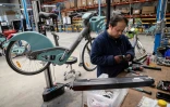 Un réparateur du réseau Smovengo s'occupe d'un vélo défectueux dans son atelier à Villeneuve-la-Garenne, le 17 janvier 2020