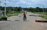 Des enfants à vélo franchissent la frontière entre la Côte d'Ivoire et le Burkina Faso, le 12 octobre 2025 à Koquiénou, près de Doropo