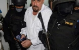 Serge Atlaoui, un Français condamné à mort en Indonésie en 2007 pour trafic de drogue, est escorté par des policiers après une audience au tribunal de Tangerang, dans la banlieue de Jakarta, le 11 mars 2015