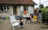 Une famille syrienne menacée d'expulsion, devant le pavillon qu'elle occupe à Athis-Mons, dans l'Essonne près de l'aéroport d'Orly, le 20 juillet 2017
