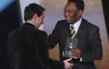Poignée de mains entre Pelé et Lionel Messi, le 9 janvier 2012 à Zurich 