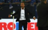 L'entraîneur de Schalke 04 Markus Weinzierl donne des consignes à son équipe contre le Bayern en Bundesliga, le 9 septembre 2016