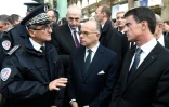Manuel Valls (d), Bernard Cazeneuve et le préfet de police Michel Cadot (2e g) à la Gare du Nord le 15 novembre 2015