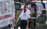 Des secouristes israéliens prennent en charge un des cinq Israéliens blessés lors d'une attaque armée en Cisjordanie occupée, dont les deux auteurs ont été abattus, près de Hébron, le 23 octobre 2026