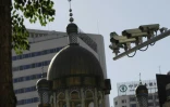 Des caméras de surveillance dans une rue d'Urumqi, capitale de la région chinoise du Xinjiang, le 2 juillet 2010
