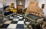 Des pianos de la collection de David Wilson exposés dans son atelier de Biddenden, le 6 août 2021 dans le sud-est de l'Angleterre