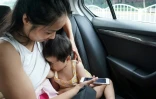 hao Anya donne le sein à son bébé en taxi, le 5 août 2020 à Shanghai