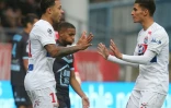 L'attaquant de Lyon Memphis Depay -(g), auteur d'un triplé face à Troyes au stade de l'Aube, est félicité par Houssem Aouar, le 22 octobre 2017