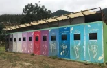 Des conteneurs de recyclage, le 30 janvier 2019 à San Juan Bautista, sur l'île Robinson Crusoël, dans l'archipel chilien Juan Fernandez