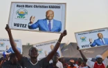 Des militants brandissent des affiches à l'effigie du candidat Roch Marc Christian Kaboré, le 24 novembre 2015 à Ouagadougou 