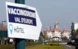 Une pancarte indiquant la direction d'un vaccinodrome Ă Chessy (Seine-et-Marne), Ă Disneyland, le 24 avril 2021