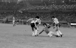 L'attaquant français Didier Six pris en tenailles par deux Argentins à Buenos Aires, le 6 juin 1978