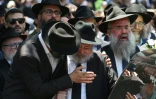 Un cortÚge suit le corbillard transportant le cercueil du rabbin Eli Schlanger, tué lors de l'attentat du 14 décembre de la plage de Bondi, aprÚs le service funÚbre à la synagogue Chabad de Bondi à Sydney, le 17 décembre 2025