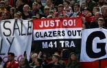 Des supporters de Manchester United réclament le départ des Glazer, propriétaires du club, lors d'un match de Premier League contre Everton, le 8 avril 2023 à Old Trafford, à Manchester 