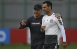 Le sélectionneur de l'équipe du Mexique Juan Carlos Osorio (g) donne des instrjuctions au défenseur Rafael Marquez lors d'un entraînement, le 19 juin 2018 à Moscou  