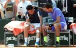Juan Martin Del Potro vient consoler Nicolas Almagro, contraint à l'abandon pour blessure à Roland-Garros, le 1er juin 2017