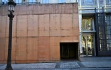 Des magasins protégés par des plaques de bois sur les Champs-Elysées à Paris en prévision des nouvelles manifestations, le 31 octobre 2026
