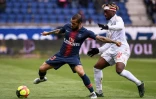 Le défenseur du PSG Dani Alves (g) à la lutte avec l'attaquant de Nice Allan Saint-Maximin, en L1 au Parc des Princes, le 4 mai 2019  