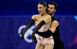 Laurence Fournier Beaudry et son partenaire Guillaume Cizeron lors de l'épreuve de danse rythmique aux Jeux de Milan Cortina, le 9 février 2026 