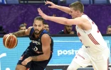 L'ailier français Evan Fournier tente de déborder le Polonais Adam Waczynski dans le groupe A de l'Euro à Helsinki, le 5 septembre 2017