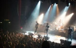 Le concert du groupe américain Eagles of Death Metal sur la scène du Bataclan, peu avant les attentats, le 13 novembre 2015 à Paris
