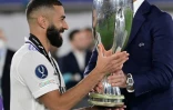 Le capitaine du Real Madrid Karim Benzema reçoit des mains  du patron de l'UEFA Aleksander Ceferin le trophée de la Supercoupe d'Europe à Helsinki, le 10 août 2022 