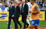 Le président Emmanuel Macron (G) aux côtés deu président du Montpellier Hérault rugby Mohed Altrad (C) et de Bernard Laporte (D) avant la finale du Top14 entre Castres et Montpellier au Stade de France, le 24 juin 2022