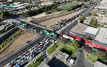 Photo aérienne montre les embouteillages à Santiago après la panne générale d'électricité, au Chili  25 février 2025