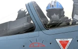 Un pilote français aux commandes de son Mirage 2000-5F se prépare sur la base aérienne de Luxeuil-Saint-Sauveur, en Haute-Saône, pour aller assurer une mission de "police du ciel" au-dessus des pays baltes, le 13 mars 2022