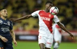 Le défenseur de Monaco Benoît Badiashile (d) à la lutte avec l'attaquant de Montpellier Andy Delort (g) en L1 au stade Louis II, le 1er décembre 2018 