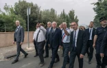 François Bayrou flanqué du ministre de l'Intérieur Bruno Retailleau et du ministre adjoint de l'Intérieur François-Noël Buffet à Saint-Laurent-de-la-Cabrerisse dans l'Aude, le 6 août 2025