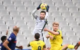Le gardien et capitaine des Bleus Hugo Lloris s'envole lors du match contre la Suède le 17 novembre 2020 au Stade de France à Saint-Denis