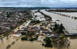 Cette photographie aérienne montre Cadillac-sur-Garonne inondée par la Garonne, dans le sud-ouest de la France, le 16 février 2026