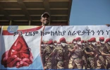 Un homme porte une bannière soutenant les soldats éthiopiens au combat au Tigré, à Addis Abeba, le 12 novembre 2020