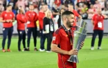 Le capitaine espagnol Jordi Alba avec le Trophée de la Ligue des nations, le 18 juin 2023 à Rotterdam