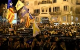 Des manifestants en Catalogne défilent en soutien aux dirigeants indépendantistes emprisonnés, devant la Casa Mila de l'architecte Antonio Gaudi à Barcelone le 1er février 2019