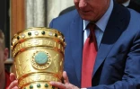 Karl-Heinz Rummenigge au balcon de la mairie de Munich avec la Coupe d'Allemagne remportée par le Bayern le 18 mai 2014