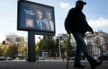 Une personne marche devant une affiche électorale du candidat à la présidentielle bulgare Andrey Gyurov et de son partenaire pour la vice-présidence Georgi Kandev, à Sofia, le 23 octobre 2026